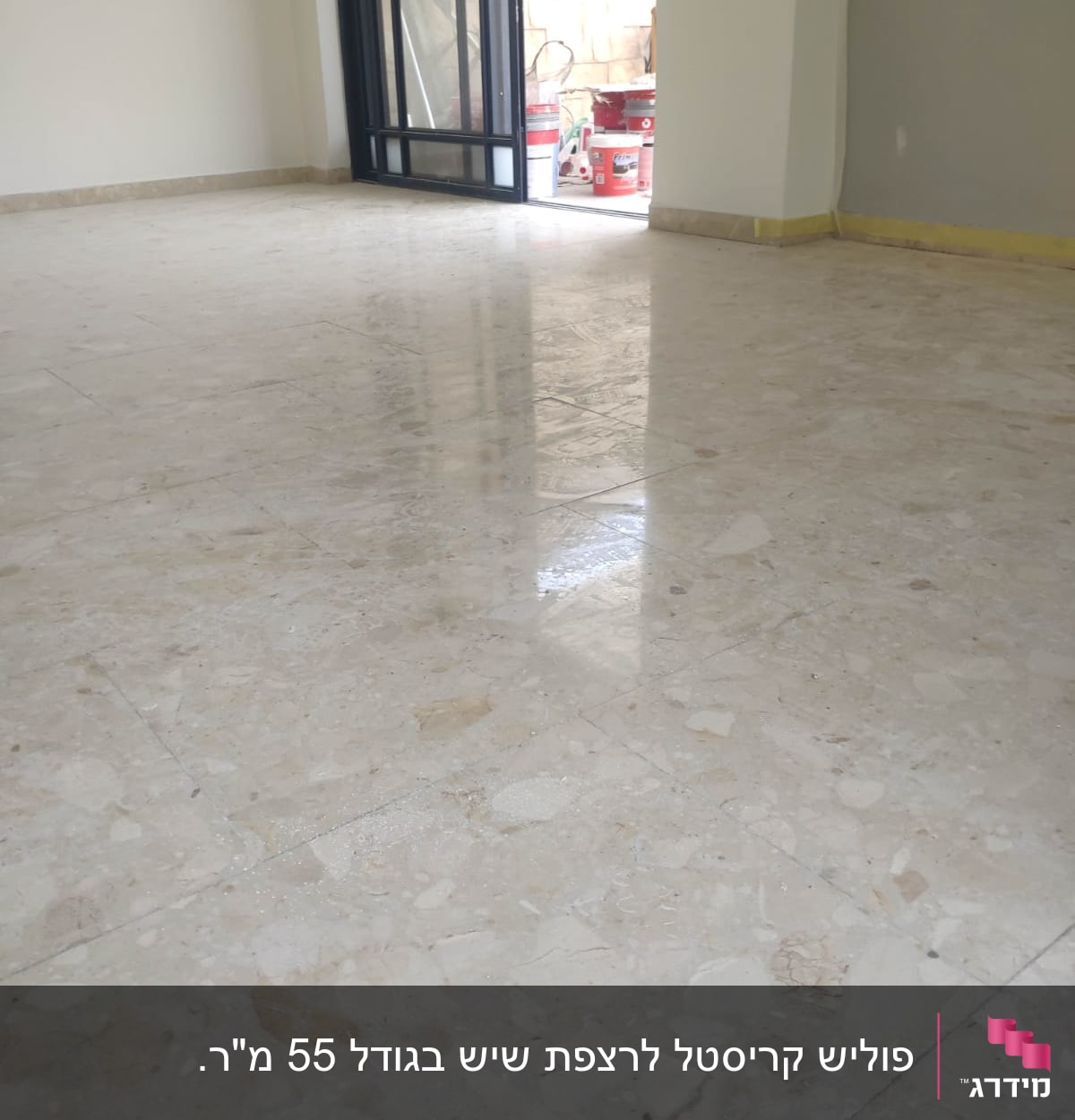 רצפה נקייה עם דלי צבעים ליד הדלת